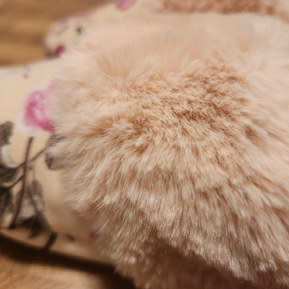 Victoria's Secret house slippers Size Large Pink Floral with fluffy pouf - Picture 9 of 16